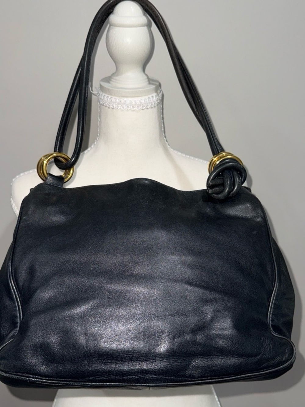 Loewe
Navy Leather Shoulder Bag with Gold Hardware - Picture 5 of 8